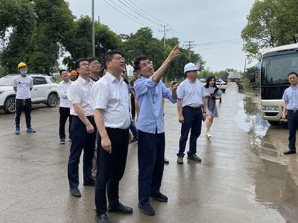 Keqiao-distriktets partikommittésekreterare Shen Zhijiang och hans parti gick till gruppens högteknologiska Chengbang-projekt för utredning och vägledning